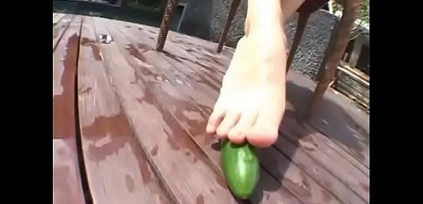  Nozomi Araki teases cucumber